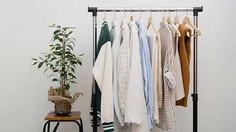 Klädställ med neutrala plagg som formar en minimalistisk basgarderob