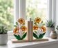 Dekorerad fönsterbräda med blomsterdekorationer och gröna växter